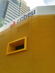 Vista detalle Panel Aluacero multiperforado en edificio Acbeu