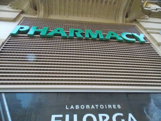 Rejilla de ventilación fabricada con Panel Aluacero en farmacia en Niza, Francia 3