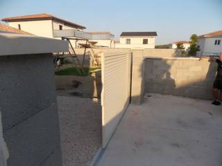 Puerta acceso vivienda en francia fabricada con panel Aluacero