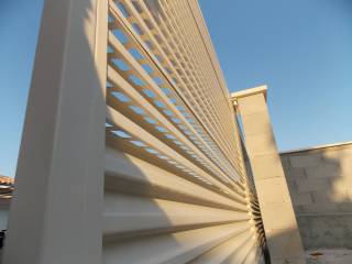 Puerta acceso vivienda en francia fabricada con panel Aluacero